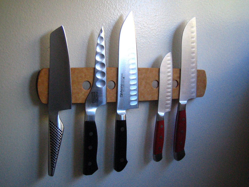 Photo of knives stuck on magnetic strip