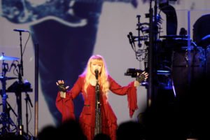Photo of Stevie Nicks singing on stage