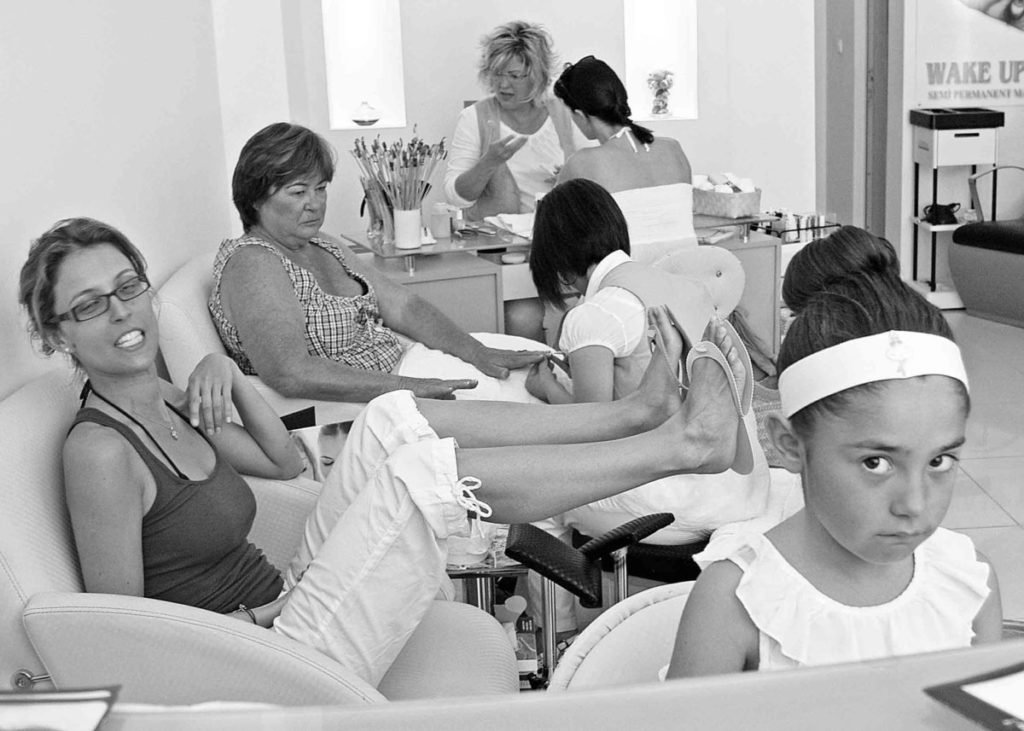 Black and white photo of women in a salon