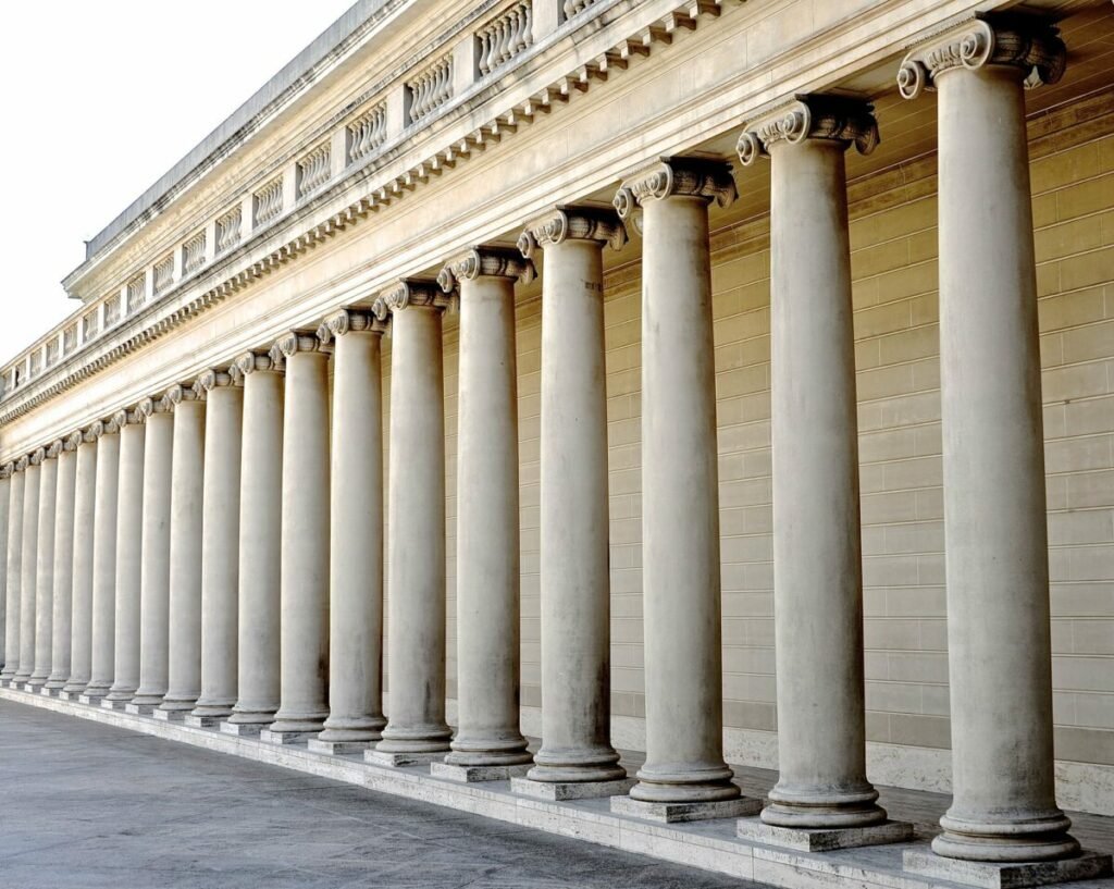 Photo of the pillars of the colonnade