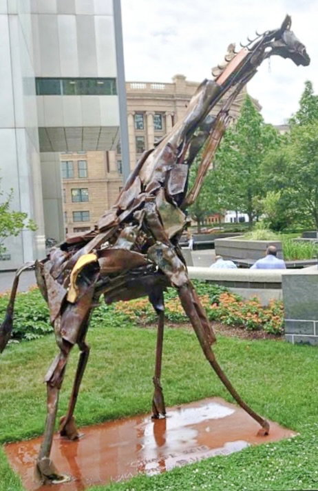Sculpture of giraffte